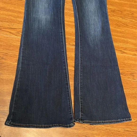 Like New💫Levi Flare Jeans - Picture 2 of 3